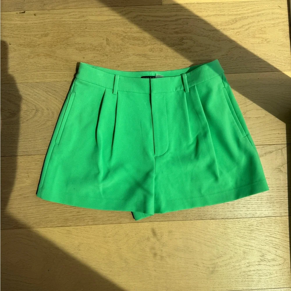 NWOT! Alice + Olivia Green Pleated Shorts - Picture 1 of 4